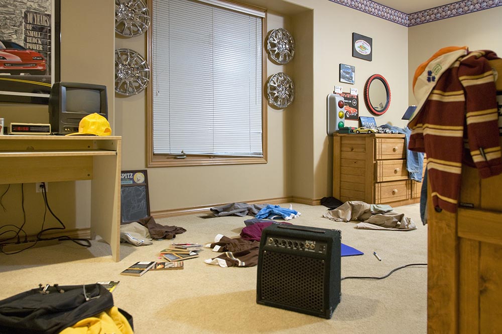 cluttered bedroom 2022 03 04 02 21 16 utc